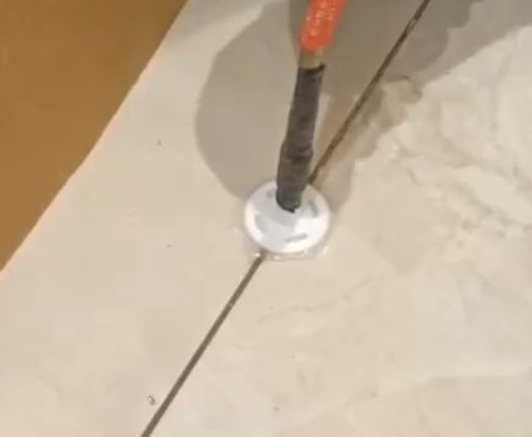 平乐瓷砖空鼓维修公司专业解答瓷砖在铺贴过程中，如果没有涂抹均匀到位的粘结材料（如水泥砂浆或瓷砖胶），可能会导致以下问题